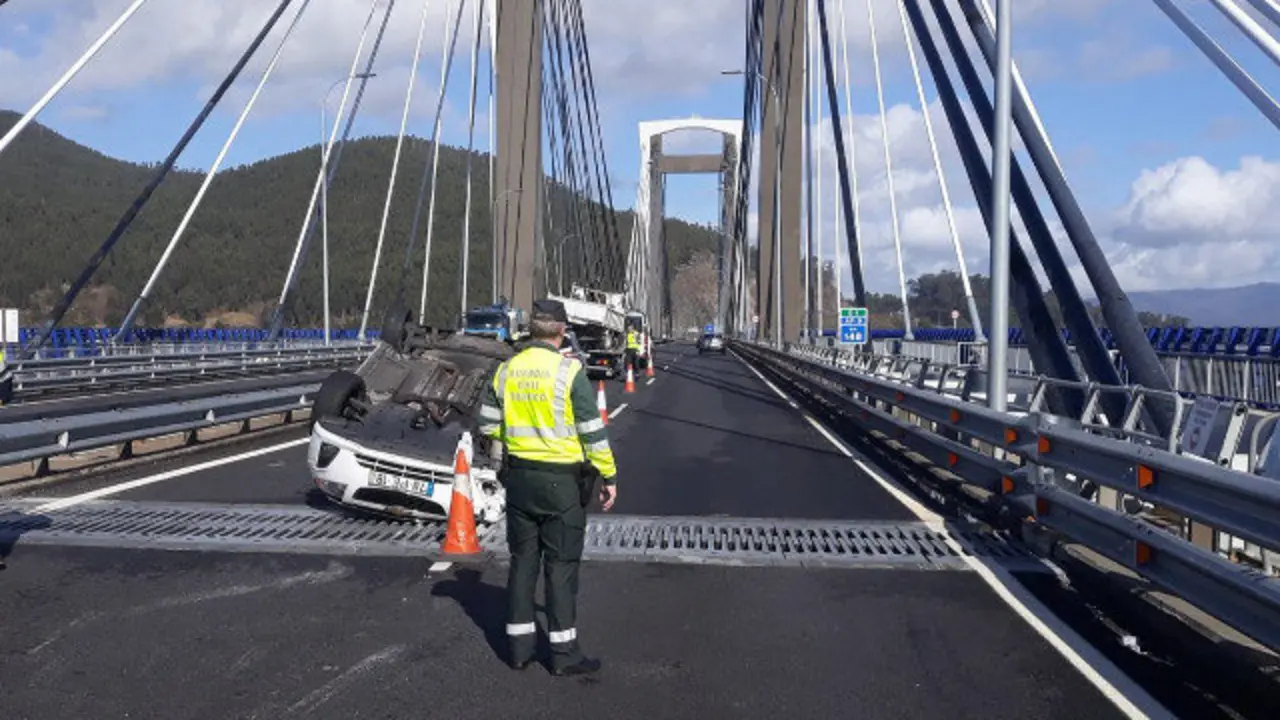 El coche volcado en el Puente de Rande. GUARDIA CIVIL