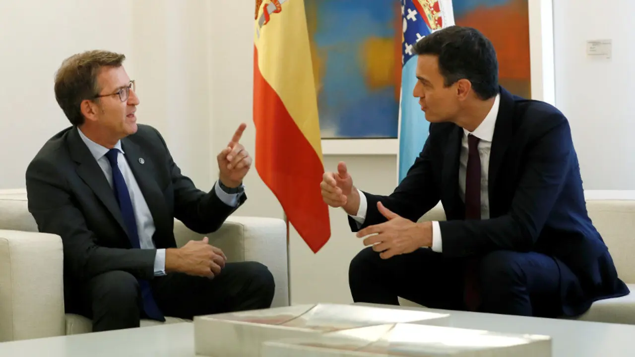 Feijóo y Pedro Sánchez en una reunión en Moncloa. MARISCAL