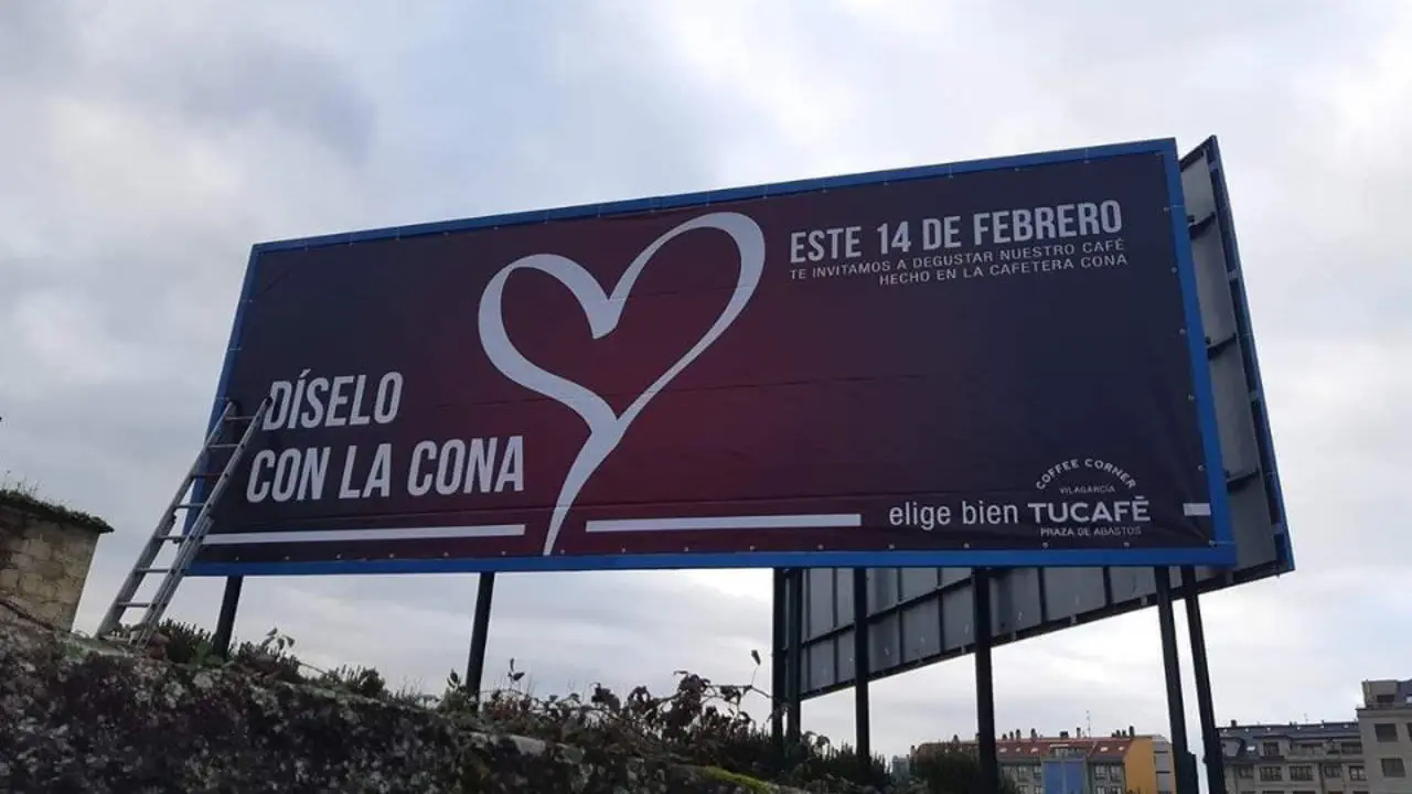Valla publicitaria aparecida en Vilagarcía. DP