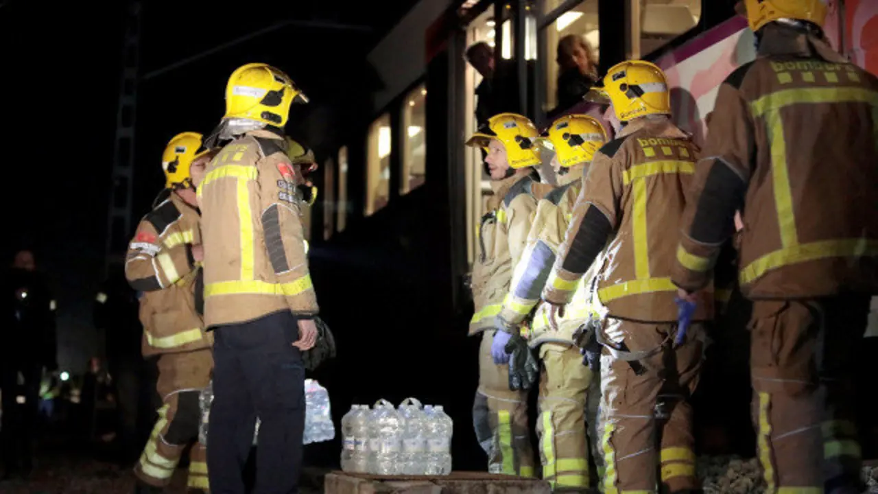 Efectivos no lugar no que chocaron dous trens entre Sant Vicenç de Castellet e Manresa. EFE