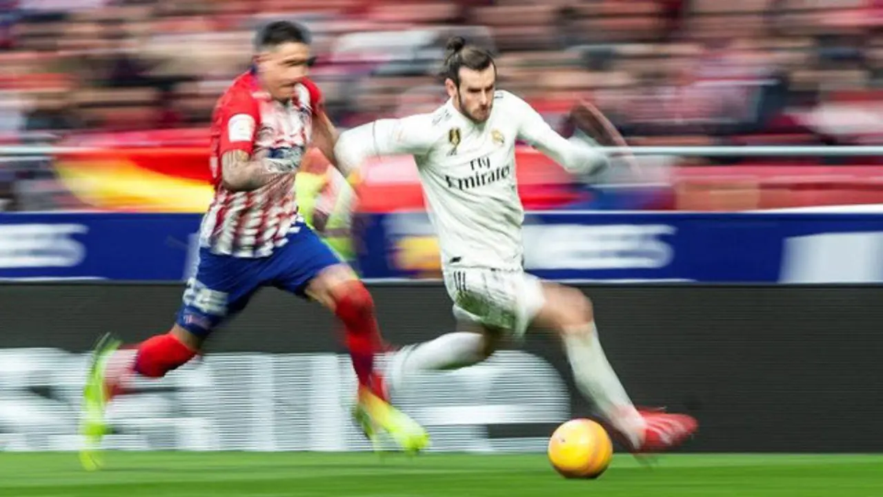 El delantero galés del Real Madrid Gareth Bale y el defensa uruguayo del Atlético de Madrid José María Giménez, este sábado. RODRIGO JIMÉNEZ (EFE)
