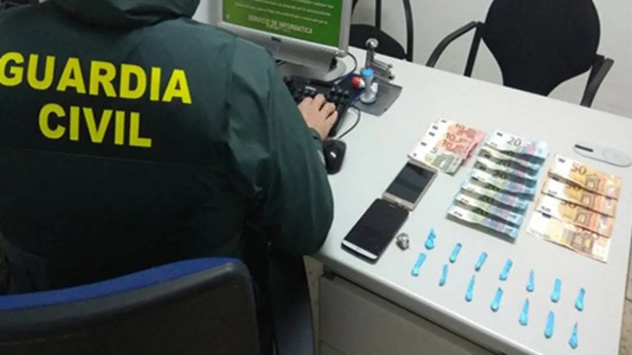 Material incautado ao veciño de Rianxo arrestado por tráfico de drogas. GARDA CIVIL