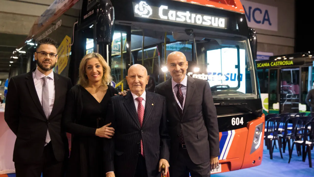 José Castro Suarez, fundador de Castrosua, flanqueado por sus nietos Carlos y Beatriz Castro y por su hijo Juan Luis Castro. EP