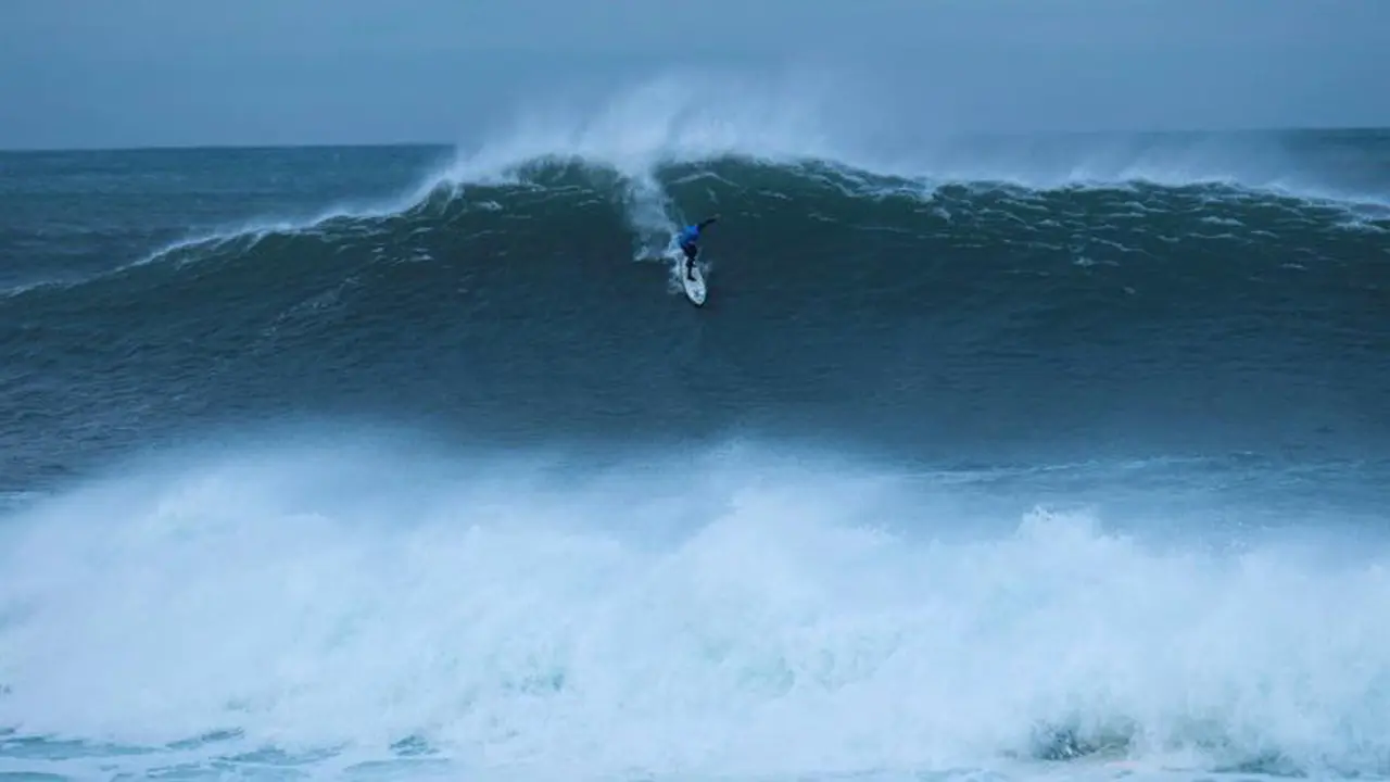 Uno de los surfers durante la competición disputada en la zona de la Cantera de Cueto, en aguas de Santander. PEDRO PUENTE HOYOS. EFE
