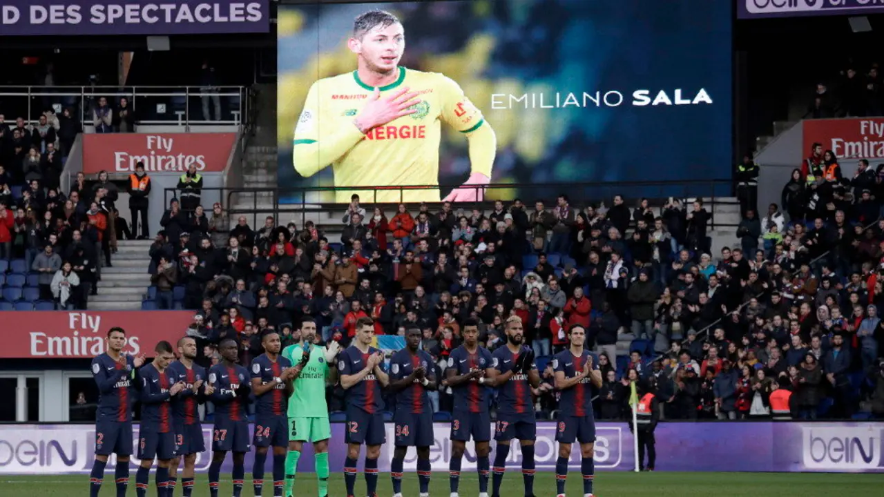 Además del Cardiff City, otros equipos como el PSG rindieron homenaje a Sala tras la confirmación de su muerte. CHRISTOPHE PETIT TESSON (EFE)