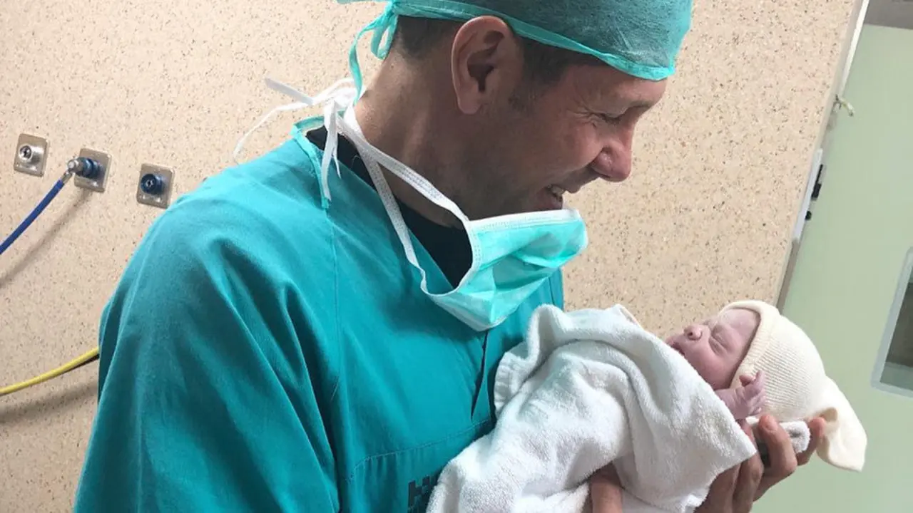 Simeone posa con su quinta hija. INSTAGRAM