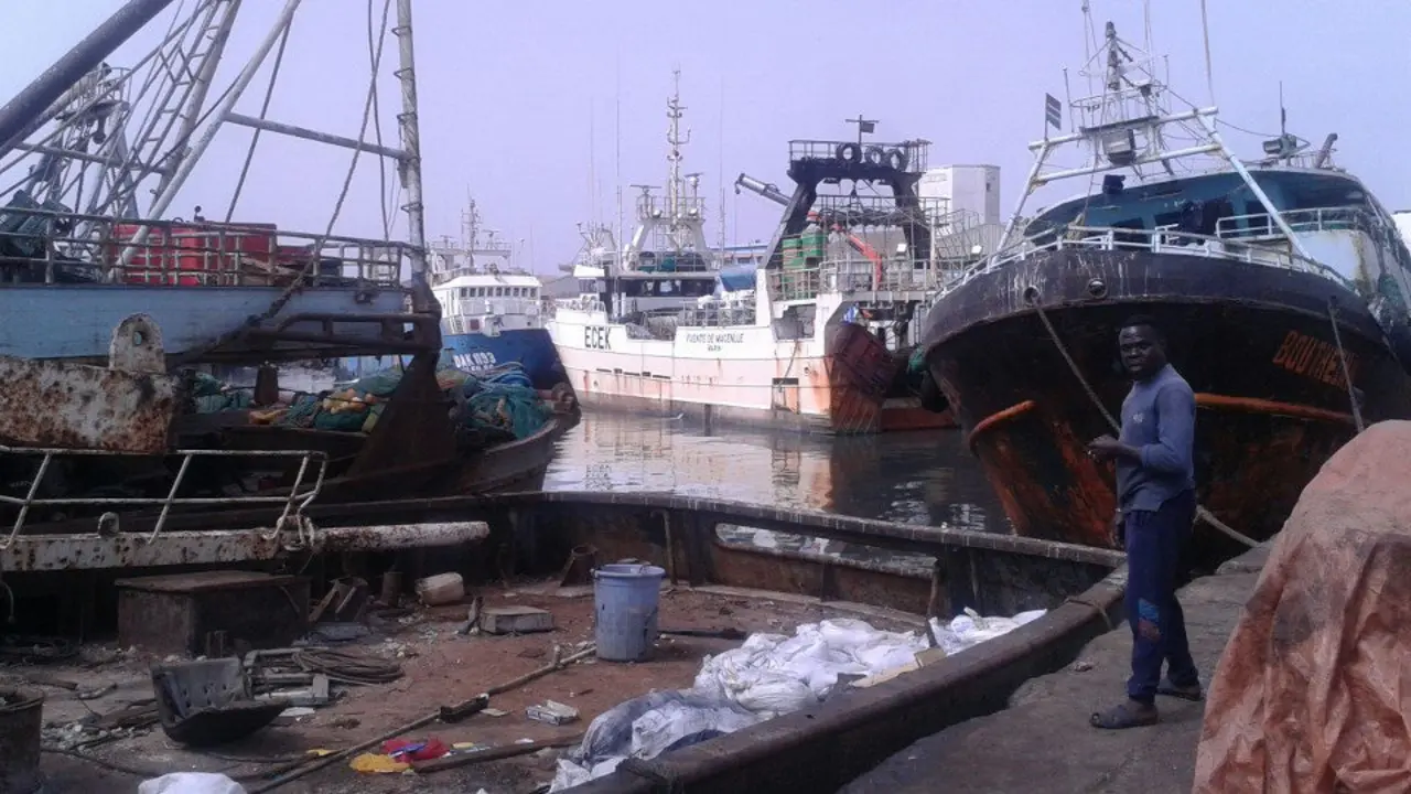 El arrastrero marinense Fuente de Macenlle, en segundo plano, amarrado en un puerto africano. CEDIDA