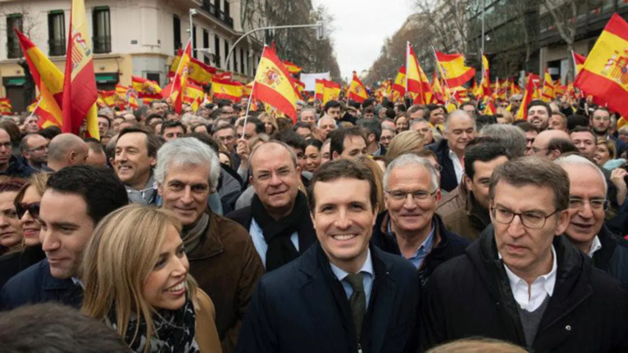 Casado y Feijóo, en la manifestación. FERNANDO VILAR