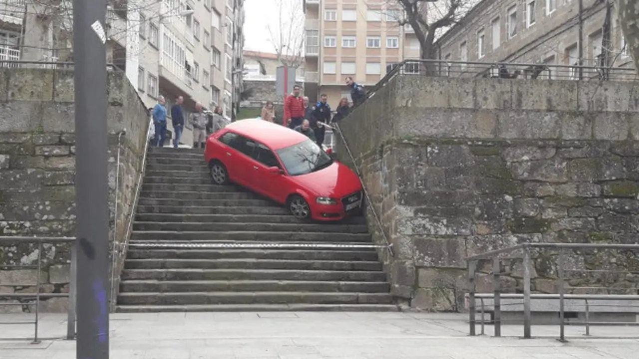O coche precipitouse por unhas escaleiras en Ourense. TWITTER