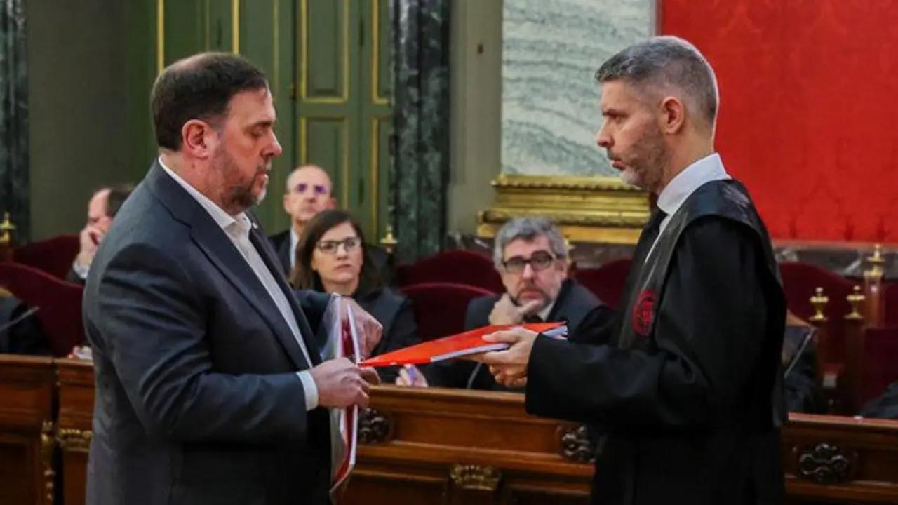 Junqueras y su abogado. EMILIO NARANJO