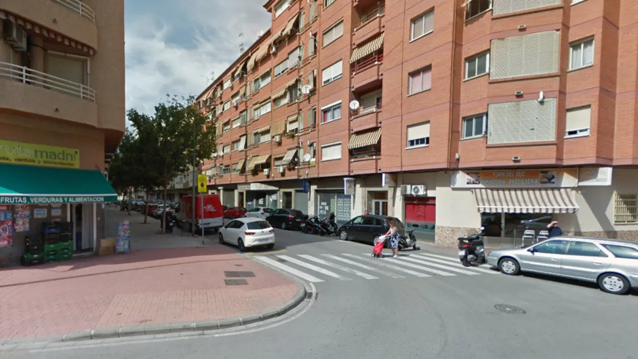 El incendio tuvo lugar en un edificio de la calle de Guardamar. GOOGLE MAPS