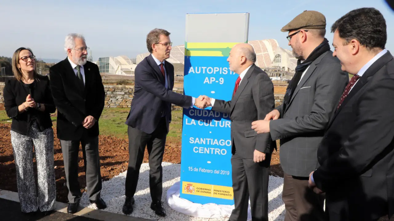 Feijóo, Losada e outras autoridades, durante a inauguración na Cidade da Cultura. PEPE FERRÍN