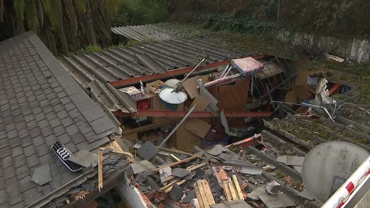 Daños ocasionados por el vehículo en el tejado del garaje. TVG
