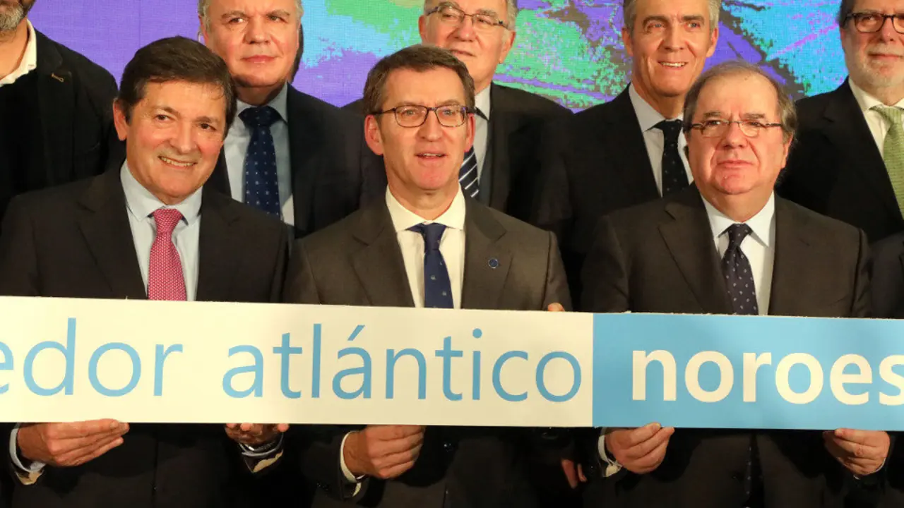 Feij&oacute;o (c); Javier Fern&aacute;ndez (2i) y Juan Vicente Herrera (3d). PEPE FERR&Iacute;N (AGN)