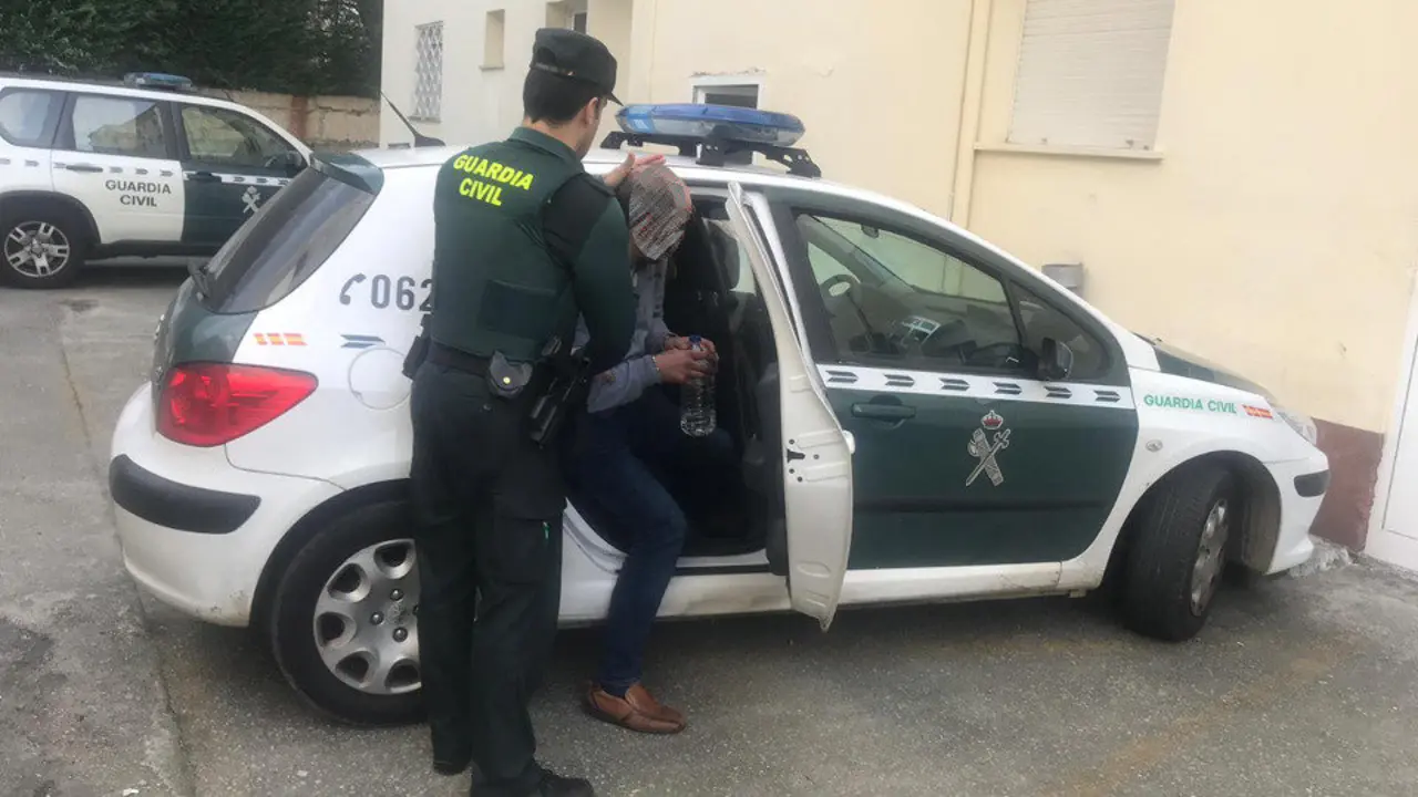 El atracador de una cafeter&iacute;a de Cambados, tras ser detenido. DP