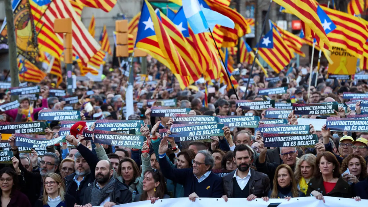 Los dirigentes políticos independentistas, al frente de la manifestació.ALEJANDRO GARCÍA (Efe)