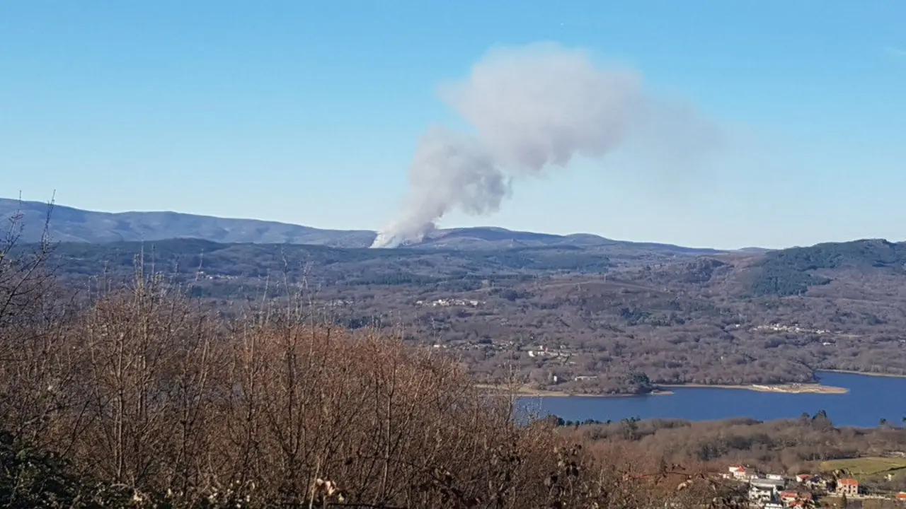 Columna de humo del incendio de Lobeira. TWITTER @EmerxenciasOu