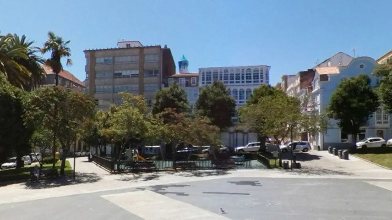 Parque infantil na praza de Amboage, no barrio da Magdalena. GOOGLE MAPS