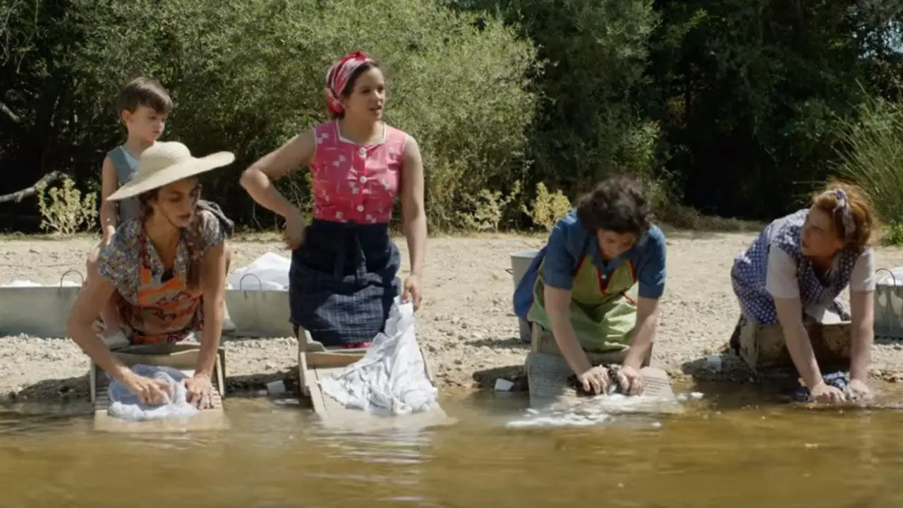 Rosalía (segunda por la izquierda), junto a Penélope Cruz en un frame de la película. YOUTUBE