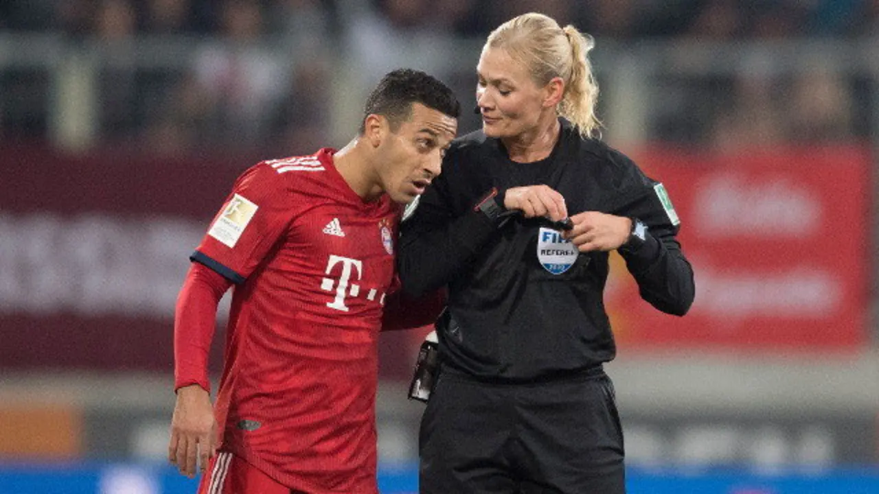 Bibiana Steinhaus y Thiago Alcántara. EFE