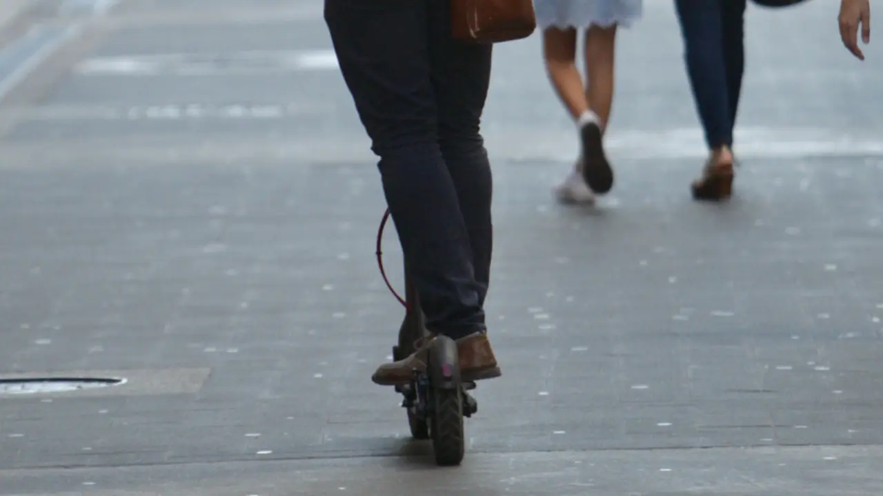 Un hombre paseando en patinete eléctrico. DAVID FREIRE (ARCHIVO)