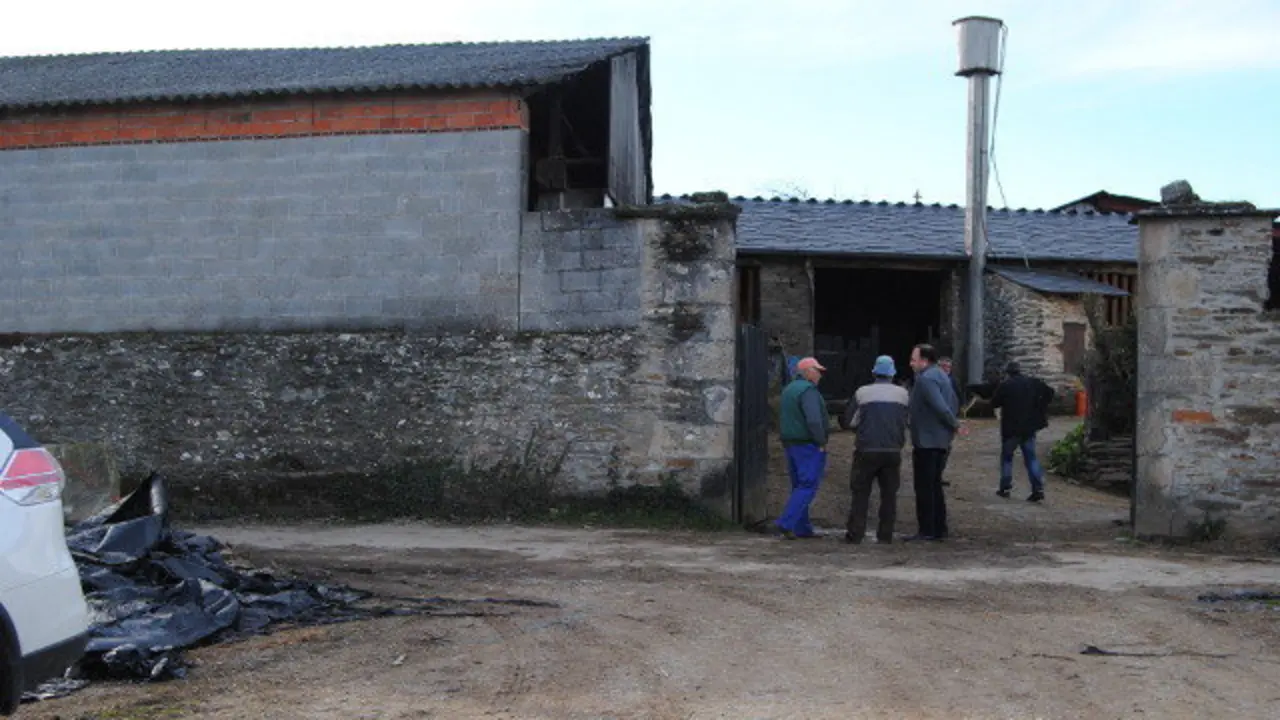 Varios veciños, no lugar do accidente. VILA