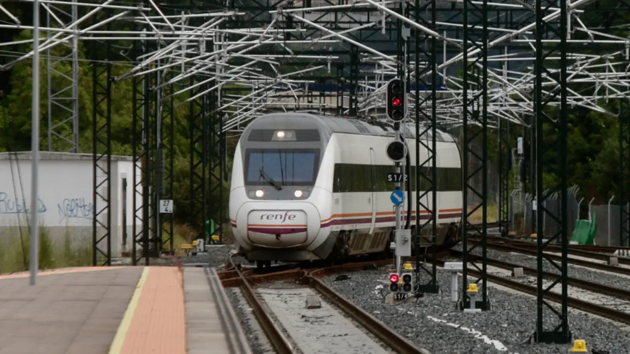 Tren en uno de los puntos de la red ferroviaria gallega. RAFA FARIÑA
