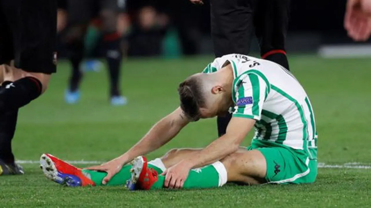 El centrocampista del Betis Canales se lamenta durante el partido. JULIO MUÑOZ (EFE)