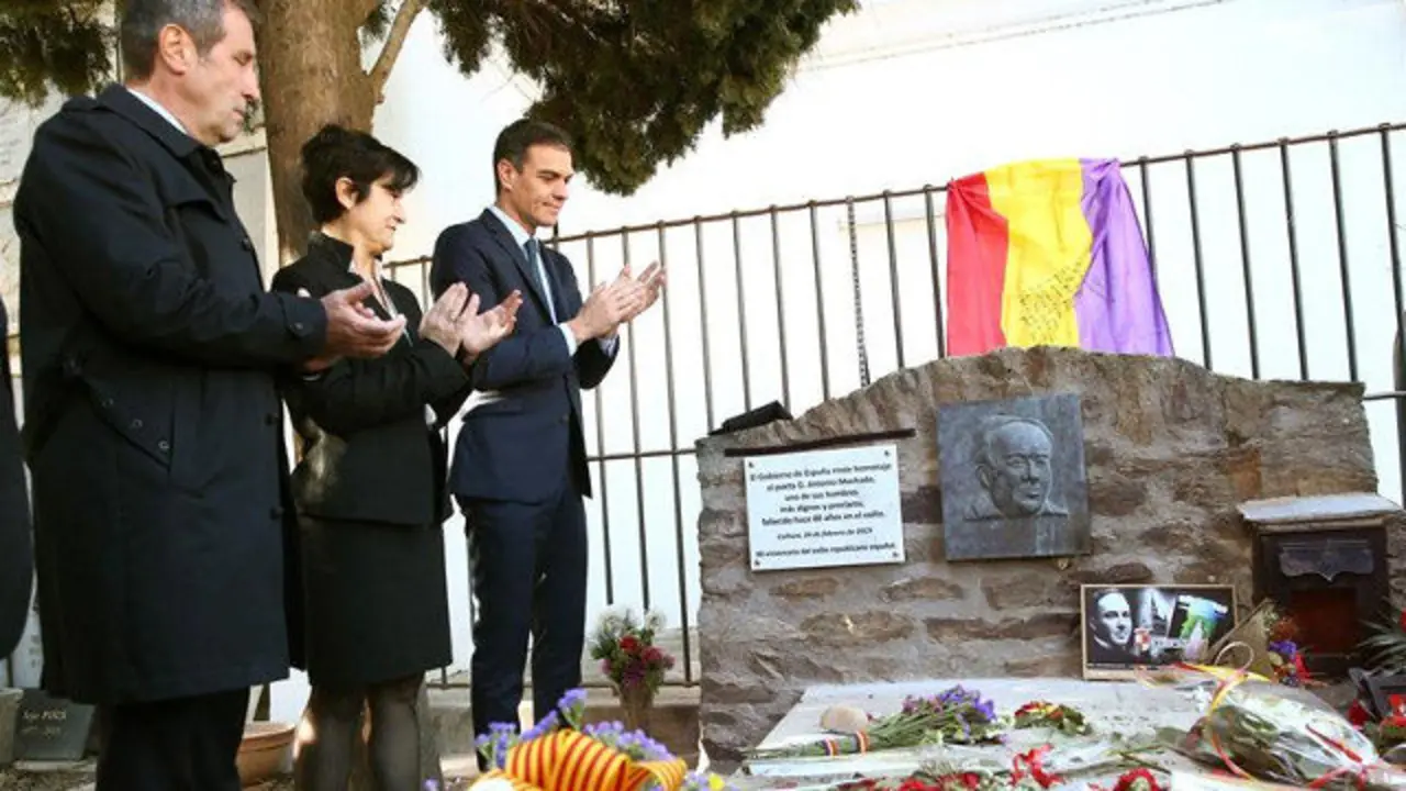 Pedro Sánchez (derecha), ante la tumba de Antonio Machado. FERNANDO CALVO (EFE)