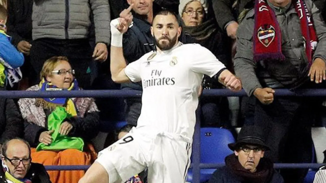 Benzema celebra su gol. KAI FÖRSTERLING (EFE)