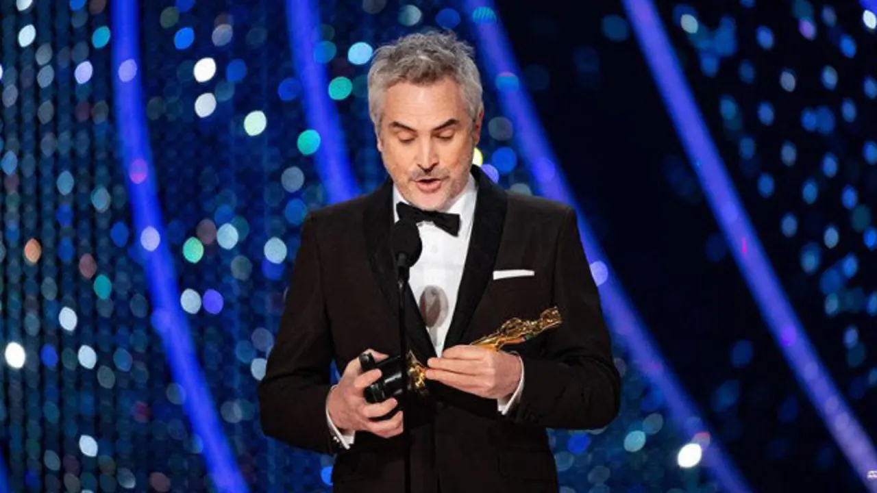 Cuarón, con la estatuilla a mejor director. EFE