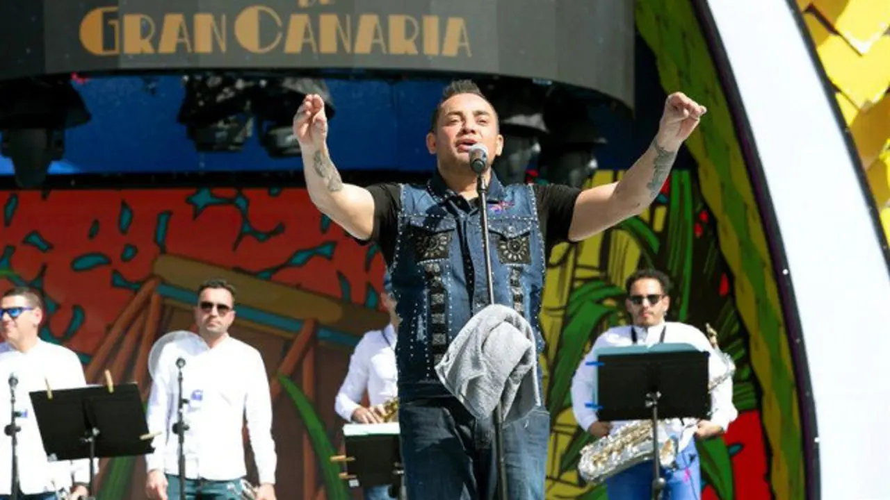 Manny Manuel, antes de ser desalojado del escenario en Las Palmas. QUIQUE CURBELO (EFE)