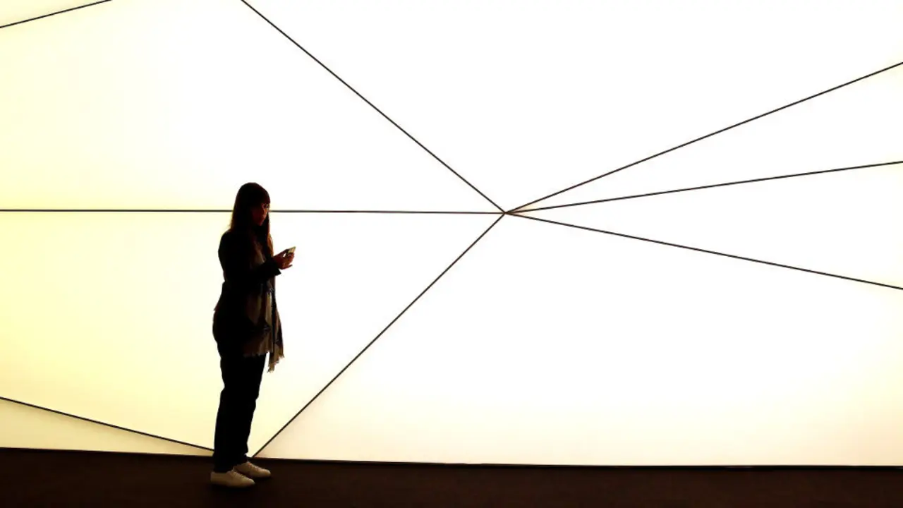 Una visitante del MWC.ALBERTO ESTÉVEZ (Efe)