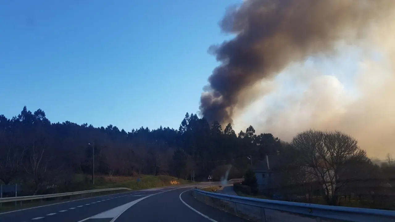 Incendio forestal no Carballiño. EMERXENCIAS OURENSE