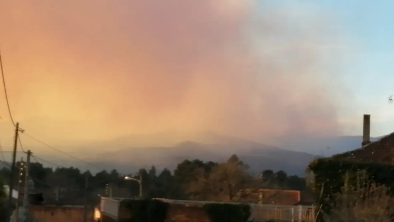 Humo del incendio de Padrenda. @emerxenciasOu