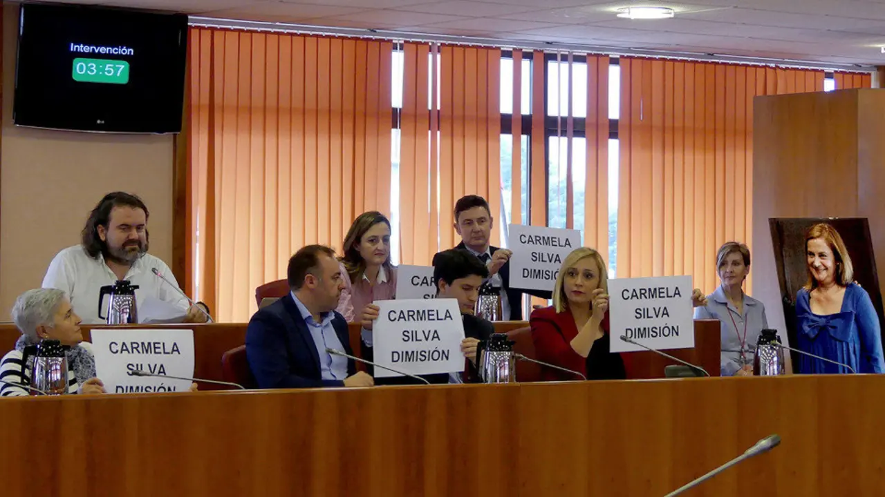 Los concejales del PP exhiben carteles alusivos a la dimisión de Carmela Silva, durante el pleno extraordinario de Vigo. EFE