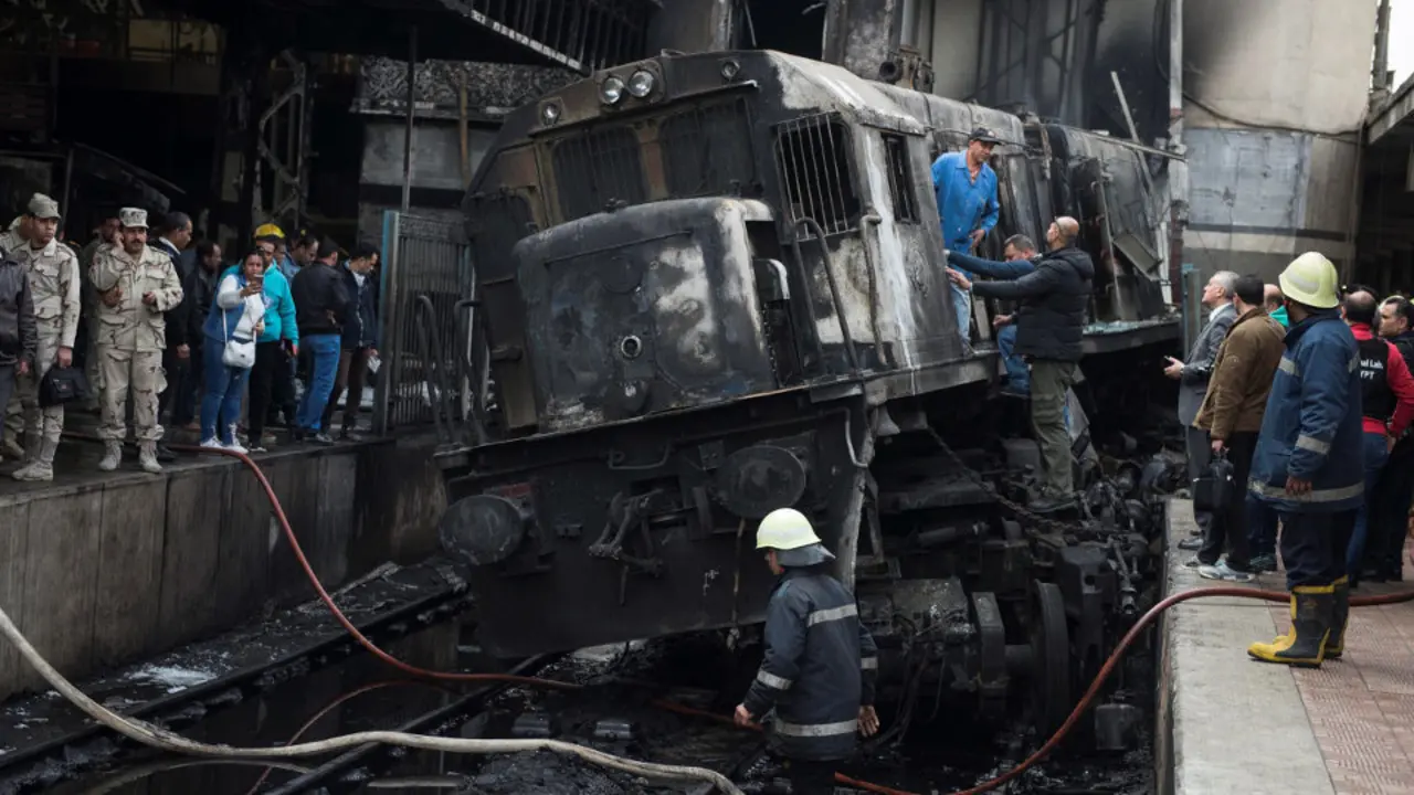 Vista de los daños en uno de los andenes de la estación de tren central en El Cairo tras un incendio. KHALED ELFIQI (Efe)