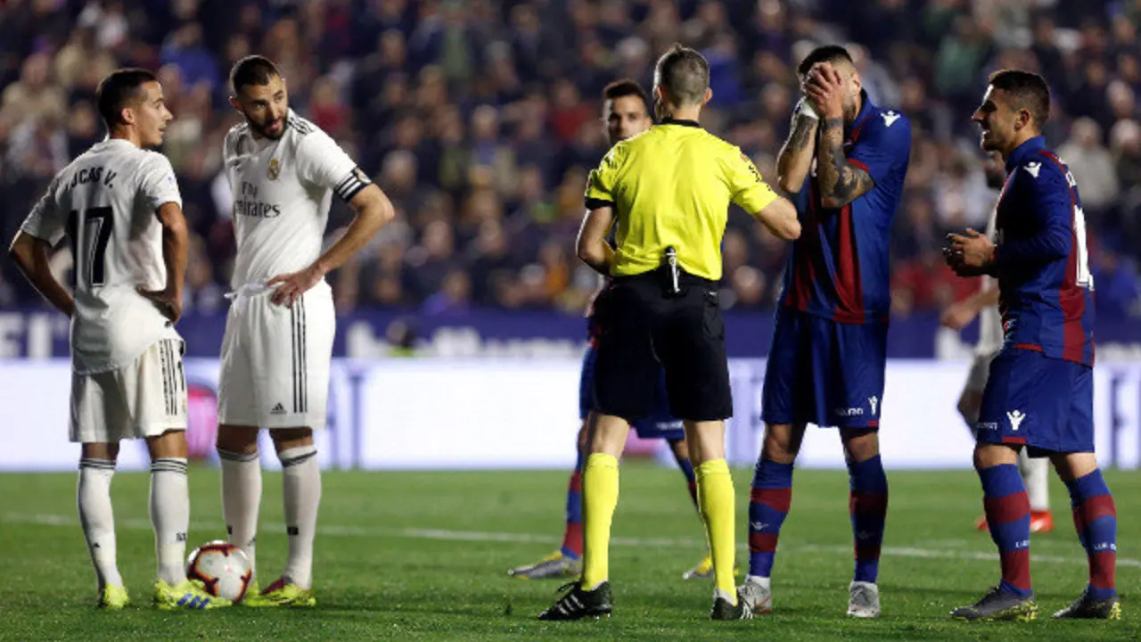 Iglesias Villanueva, tras señalar el penalti.MIGUEL ÁNGEL POLO