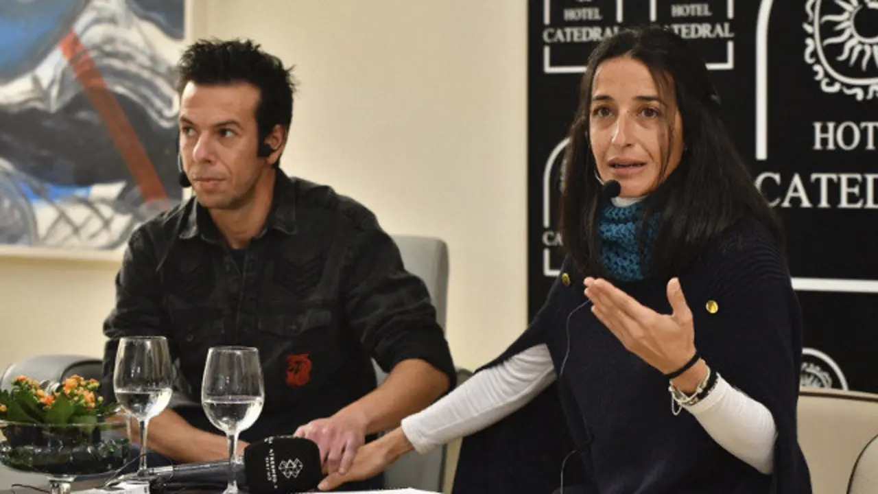 Os pais de Gabriel Cruz, en rolda de prensa. CARLOS BARBA