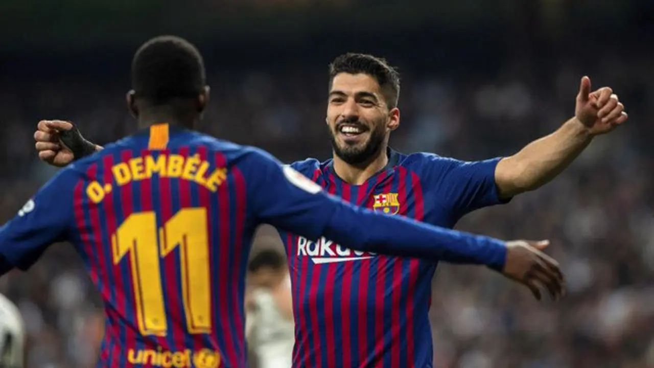 Suárez celebra con Dembelé tras marcar el segundo gol. RODRIGO JIMÉNEZ (EFE)