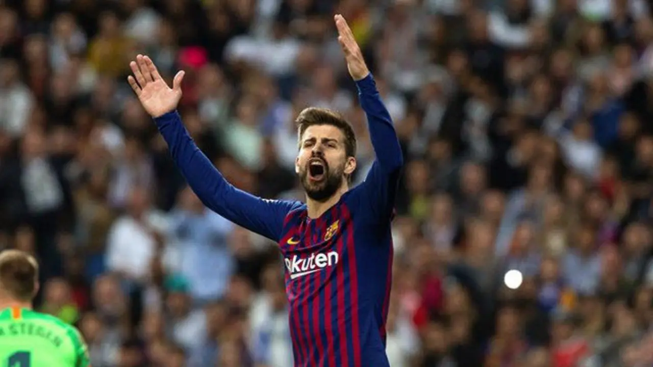 Piqué, en el Madrid-Barça de este miércoles. RODRIGO JIMÉNEZ (EFE)