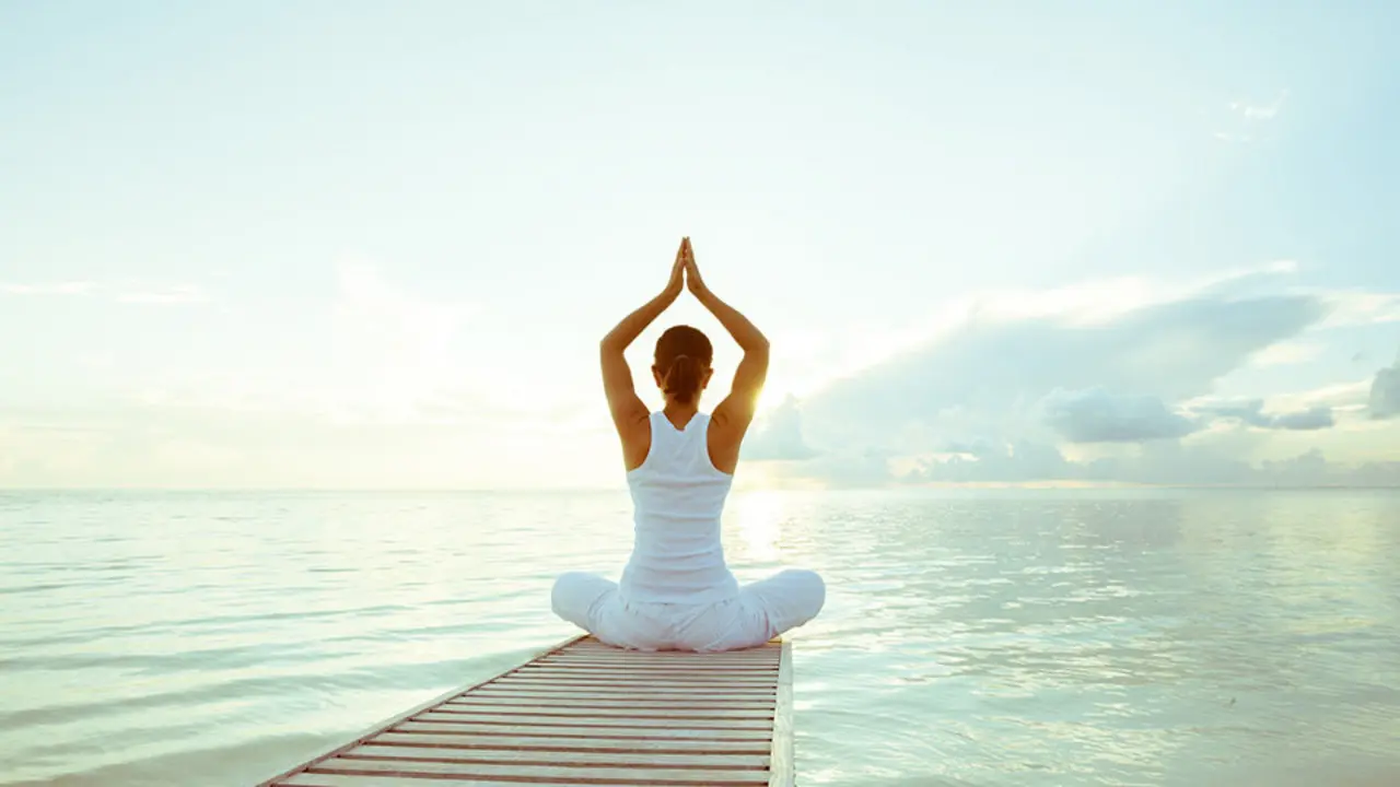 Una mujer haciendo yoga. EP