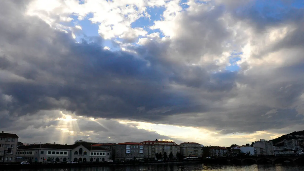 La jornada se presenta con nubes y alg&uacute;n chubasco ocasional. ALBA SOTELO
