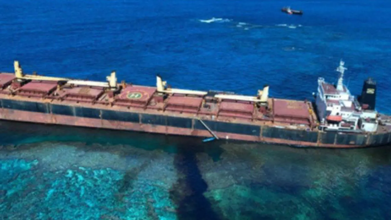 El barco, encallado. EFE