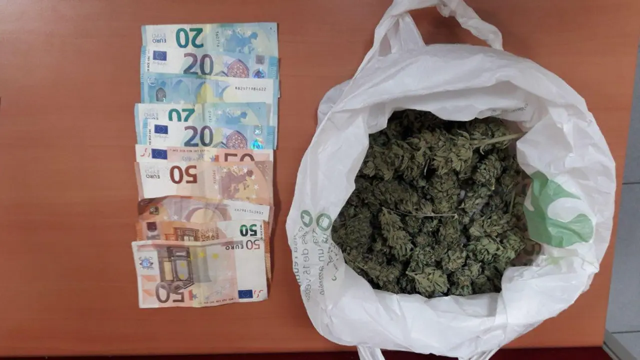 La droga y el dinero incautados. POLICÍA LOCAL