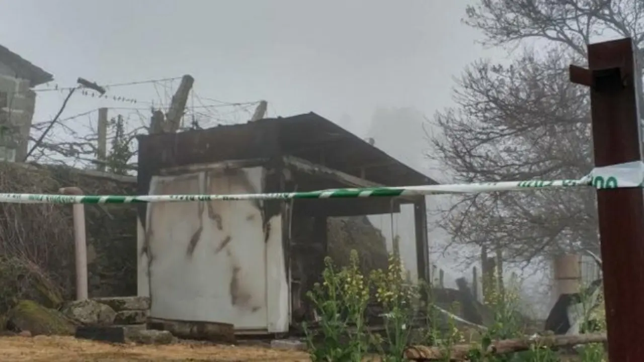 Vivienda calcinada en la que murió el hombre. PC PONTEAREAS