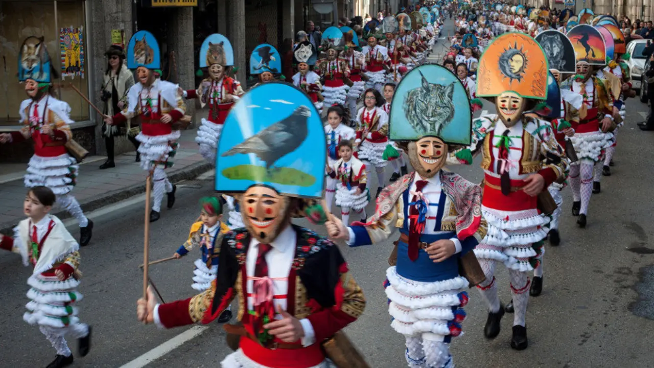 Os Cigarróns de Verín son unhas das personaxes máis emblemáticas do Entroido galego. BRAIS LORENZO (EFE)