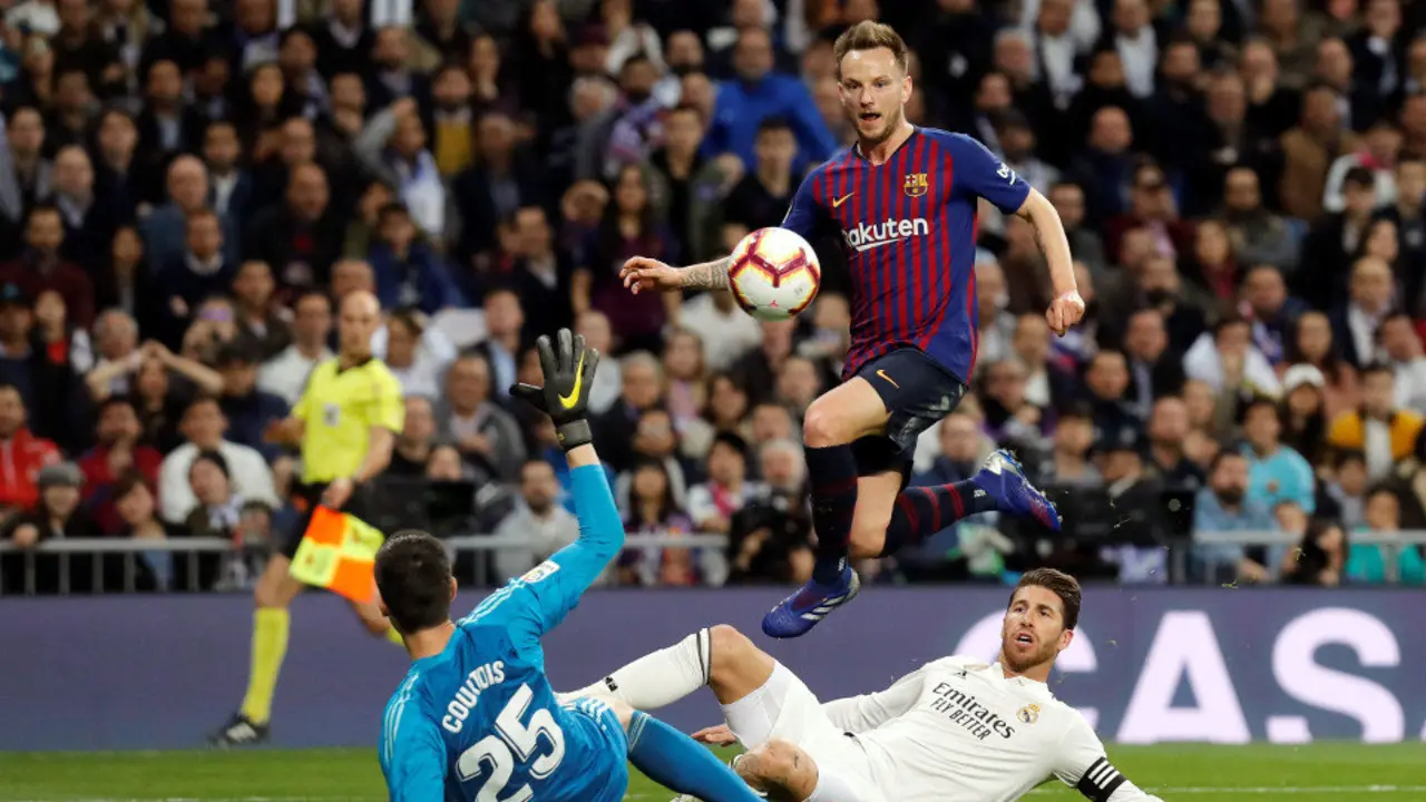 Rakitic pica el balón ante Courtois y Ramos para anotar el único gol del encuentro. JUAN CARLOS HIDALGO (EFE)