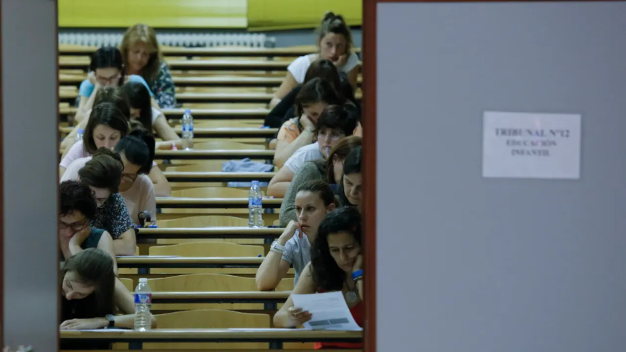 Opositores examinándose en una prueba en Galicia. GONZALO GARCÍA