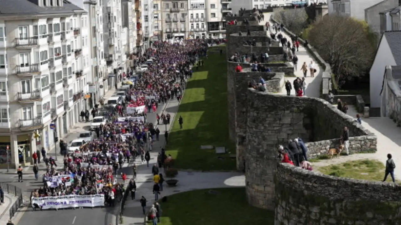 Participantes en la manifestación feminista pasando por la Ronda da Muralla. XESÚS PONTE